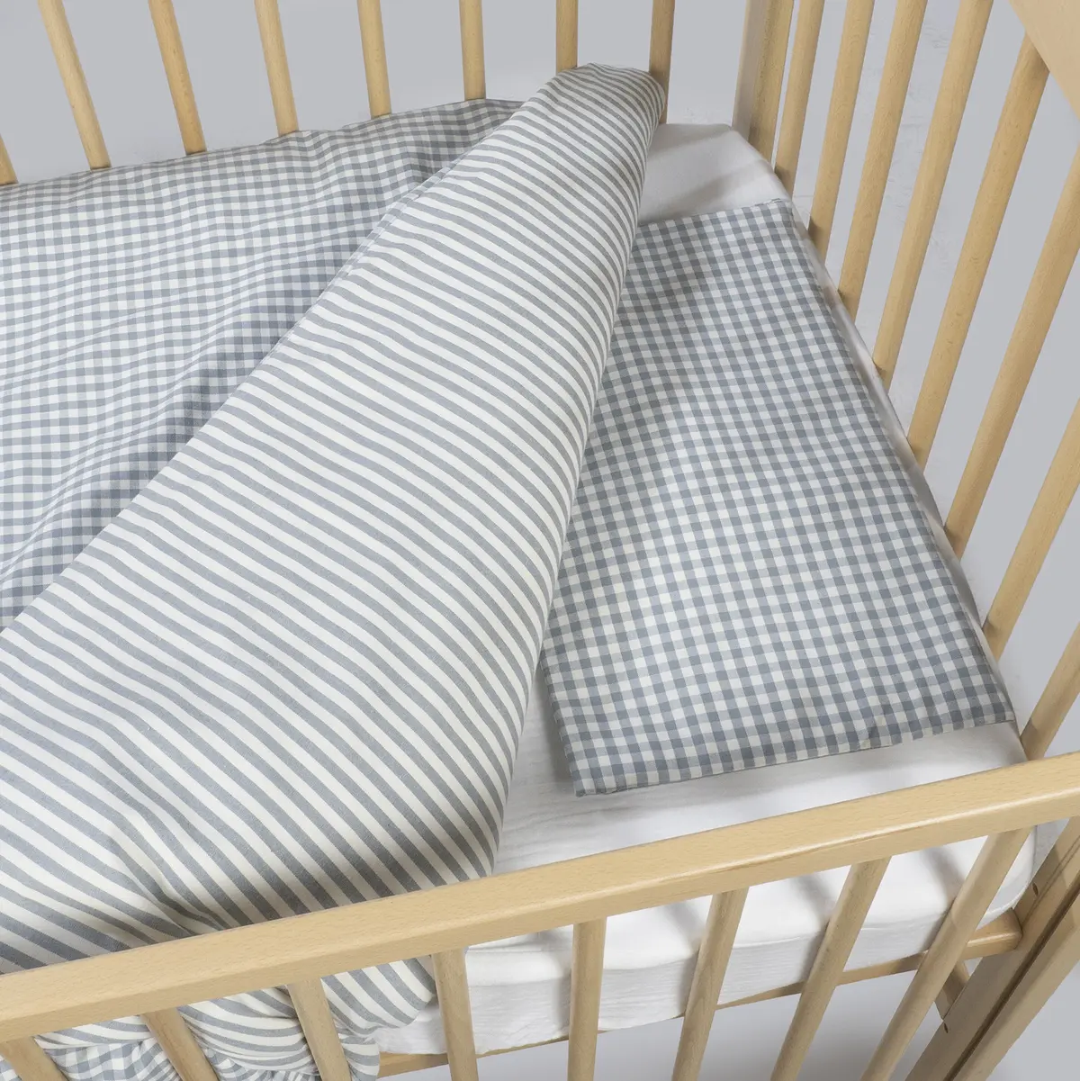 Edredón + bajera + almohada cuna 120x60 cm Praliné Vichy/Rayas Matcha TOG 2,5 - Imagen 3