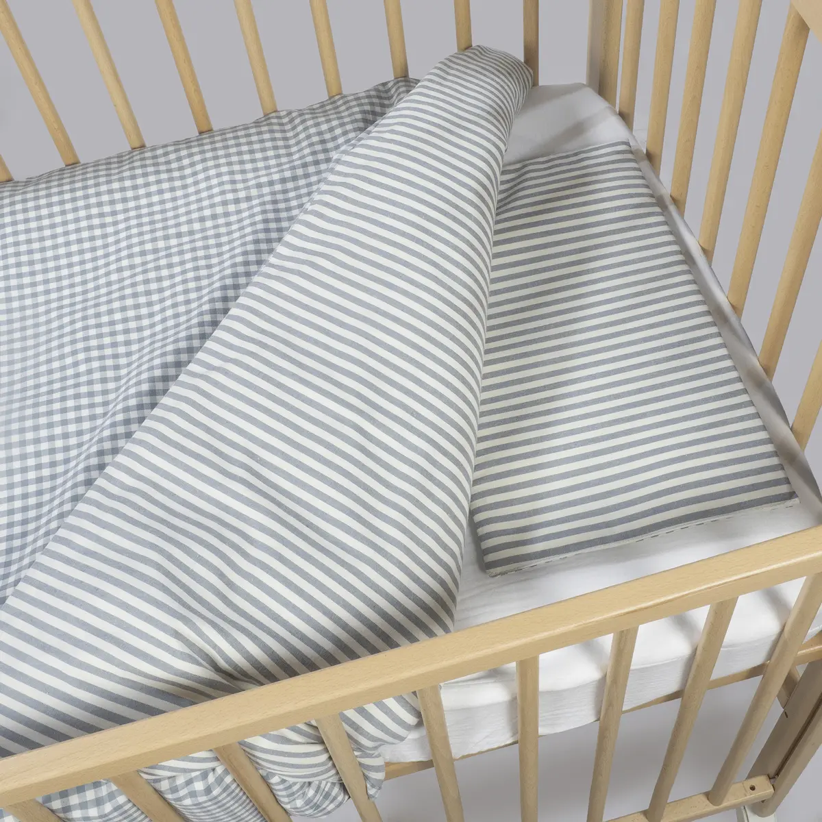 Edredón + bajera + almohada cuna 120x60 cm Praliné Vichy/Rayas Matcha TOG 2,5 - Imagen 4