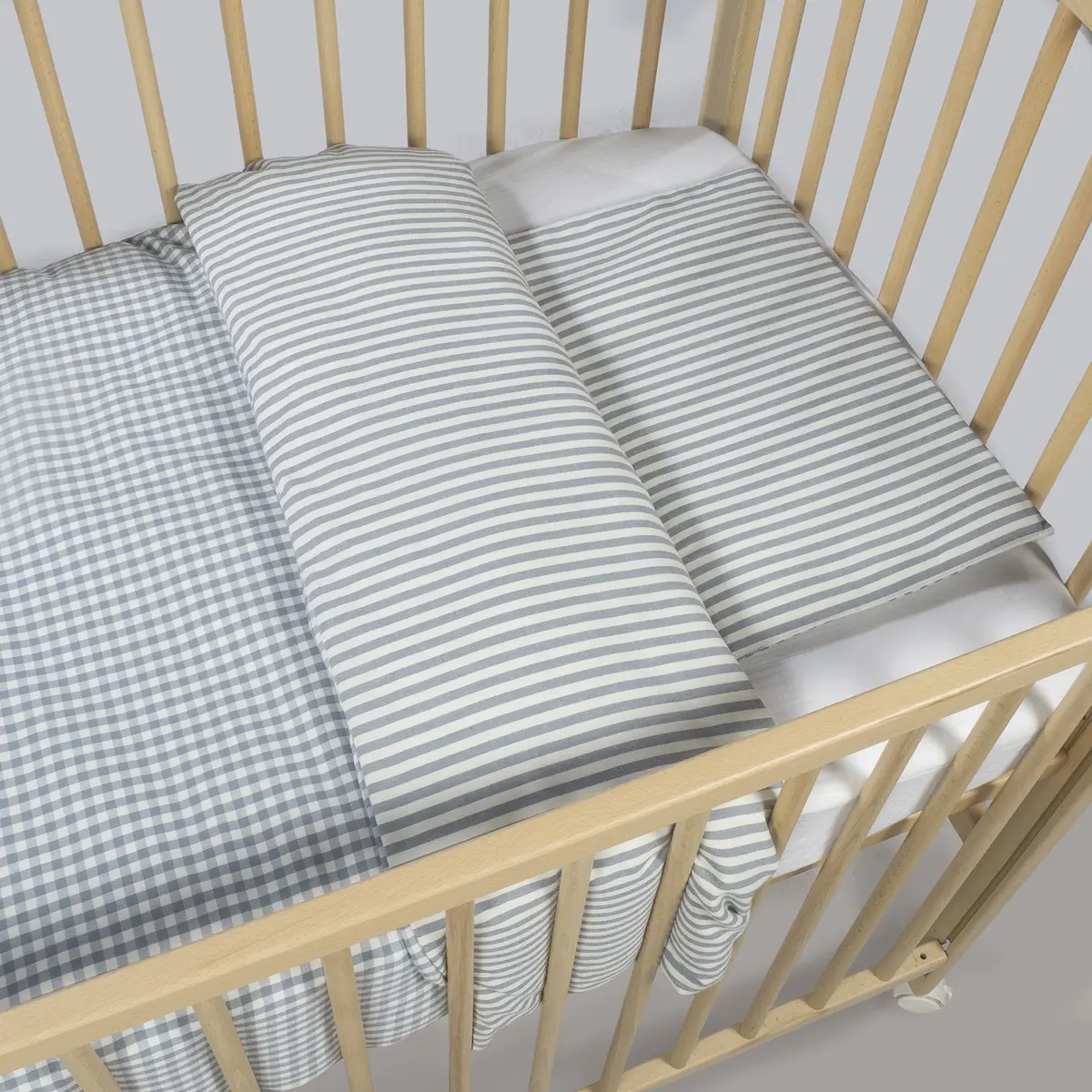 Edredón + bajera + almohada cuna 120x60 cm Praliné Vichy/Rayas Matcha TOG 2,5 - Imagen 5