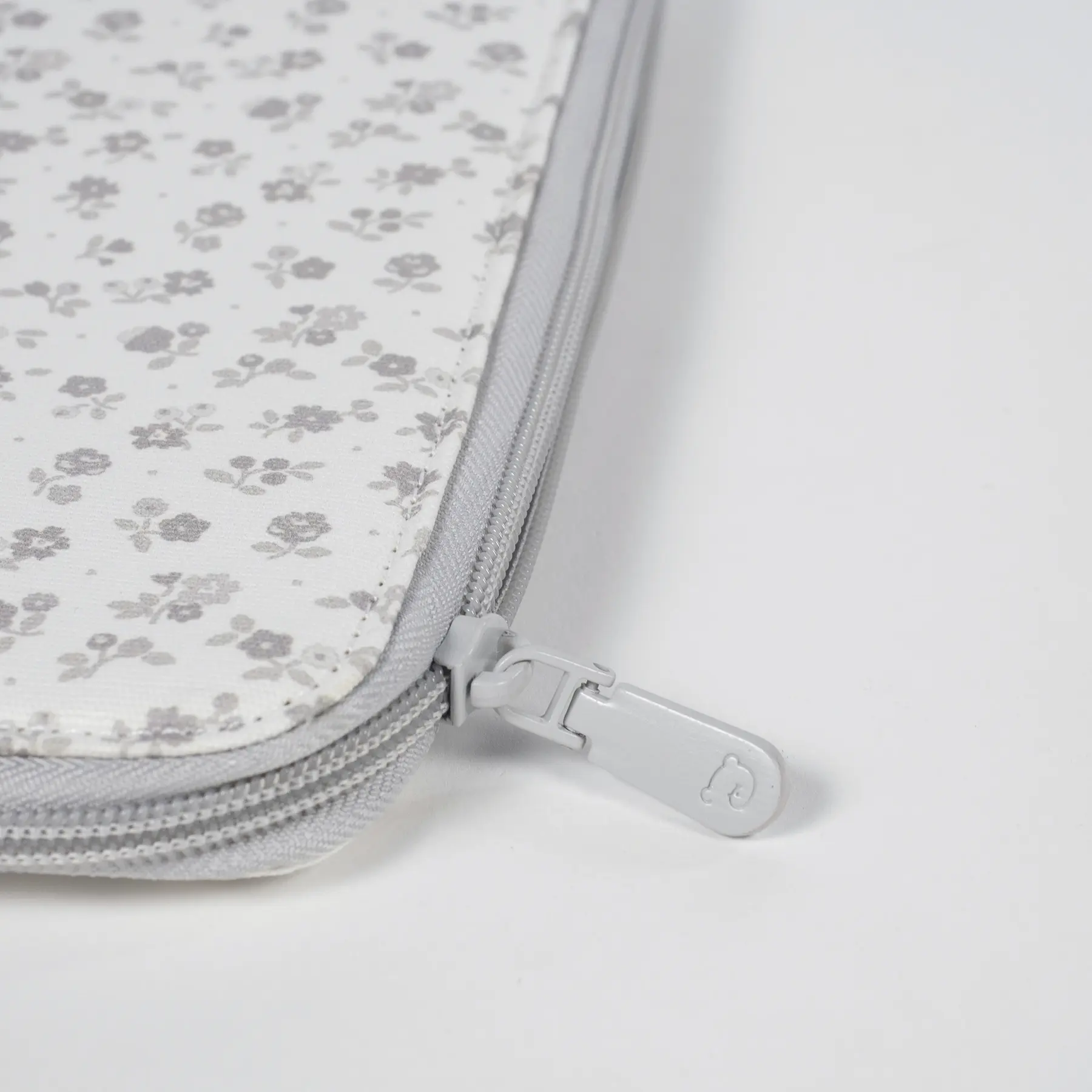 Portadocumentos Little Bloom Flor Gris - Imagen 5