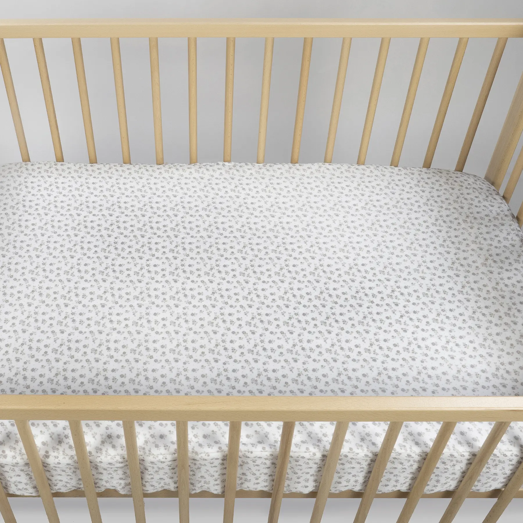 Sábana bajera cuna 120x60 cm Little Bloom Flor Gris - Imagen 4