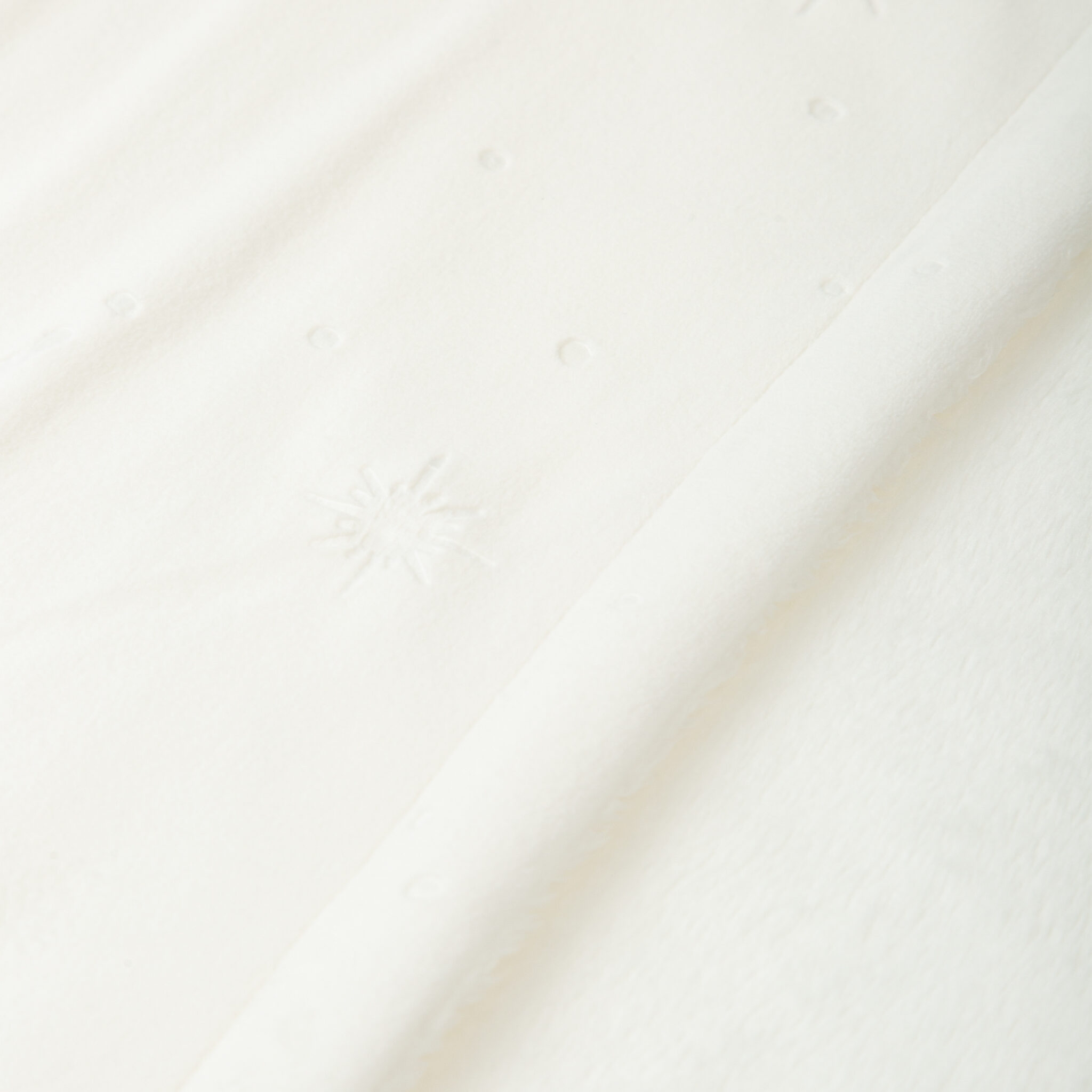 Manta Embossed False 01 Blanco 80X110 - Bimbidreams - Imagen 2